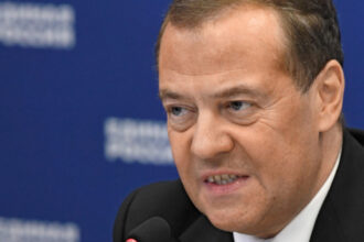 video dmitri medvedev ameninta occidentul printr o mema cu figurile ingrozite ale lui macron merz starmer si von der leyen 6a1c171d2c384
