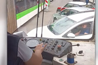 video exasperata de circulatia din bucuresti o femeie s a dat jos din tramvai si a facut ordine in trafic doamna hai dati va sa trecem 6a10361635085