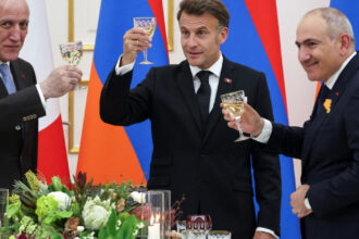 video imagini virale emmanuel macron a cantat live acompaniat de premierul armean la tobe cea mai cunoscut piesa a lui aznavour 69f9d01293c56