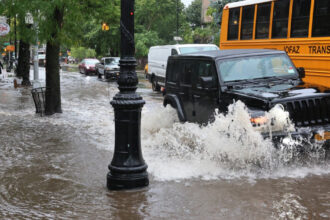 video inundatii pe strazile din new york cel mai mare oras din sua sub ape statii de metrou afectate mii de localnici fara electricitate 6a10015e3ab7e