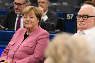 video merkel si walesa au primit ordinul de merit al ue din partea pe contextul in care vine distinctia pentru fosta cancelara 6a0c72ce9448e