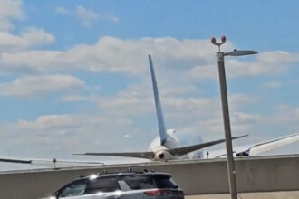 video momentul in care un avion united airlines loveste un camion inainte sa aterizeze pe un aeroport de langa new york 69f8546a74e0c
