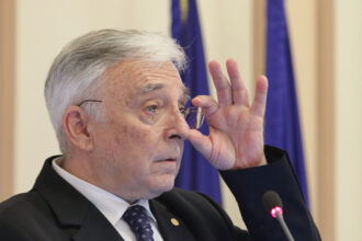 video mugur isarescu respinge acuzatiile privind un curs euro tinut artificial daca vindeam masiv valuta cum mai cresteau rezervele 6a0c380d5833a