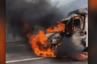 video o duba a luat foc in mers pe autostrada a1 sensul spre pitesti circulatia a fost blocata zeci de minute 69f6419418948