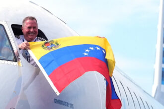 video prima cursa comerciala directa sua venezuela dupa 7 ani a aterizat la caracas cu o delegatie a casei albe la bord 69f4789a6e3a0