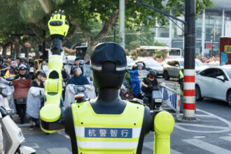 video roboti umanoizi folositi pentru dirijarea traficului in china 69f86d1157ba8