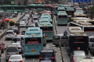video tragedie in china 13 morti dupa ce un microbuz s a ciocnit de un camion pe o autostrada din henan 6a17f86f12979