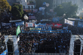 zeci de mii de oameni au iesit in strada in argentina nemultumiti de taierile din educatie 6a042ae521c3d