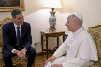 analiza papa si ateul un duo puternic care se opune lui trump dar din motive diferite ce obtine pedro sanchez din vizita suveranului pontif 6a26e27befe90