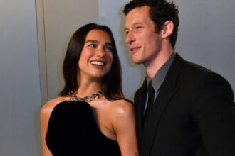 cantareata dua lipa si actorul callum turner s au casatorit urmeaza o petrecere de trei zile in sicilia 6a1d1b4b8fb21