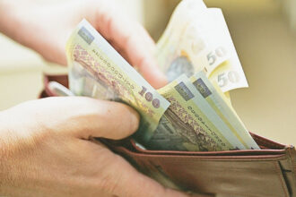cu cat vor creste salariile romanilor in 2026 puterea de cumparare va ramane pe minus avertizeaza cnsp 6a27de592e2ae