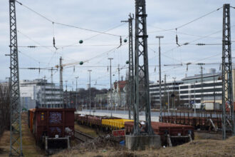 doua vagoane ale unui tren de marfa au cazut de pe un pod in munchen o persoana a fost grav ranita 6a3635d517e67