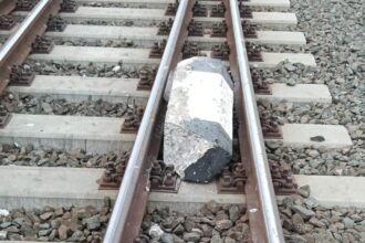element de beton din infrastructura feroviara asezat pe calea ferata in statia cf constanta 6a33e1feb2a3e