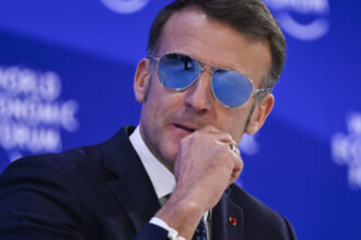 foto emmanuel macron a reaparut cu ochelarii de aviator presa franceza a aflat de ce ii poarta din nou seful statului 6a4298edae291