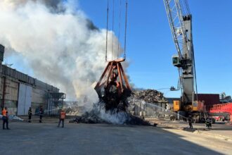 incendiul din portul constanta sud agigea a fost stins dupa circa 9 ore au ars 2000 de tone de deseuri 6a411edb493c6