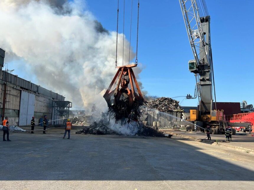 incendiul din portul constanta sud agigea a fost stins dupa circa 9 ore au ars 2000 de tone de deseuri 6a411edb493c6