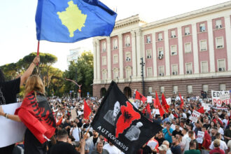 mii de albanezi ies din nou in strada impotriva unui proiect de lux atribuit ginerelui lui trump albania nu este de vanzare 6a2058fa91fd0