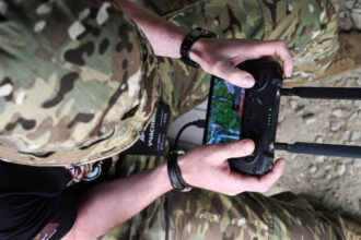 motivul pentru care ucraina isi transforma dronele de atac in serviciu de curierat misiunile fara roboti devin imposibile 6a2ce2b67e83e