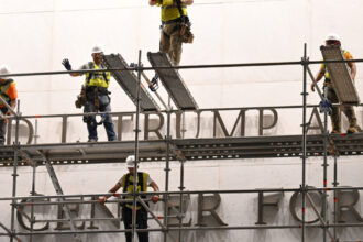 numele lui donald trump a fost indepartat de pe cladirea kennedy center la doar sase luni de la montare 6a2d6157f3ec9