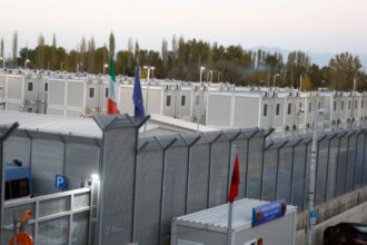 parlamentari europeni au fost impiedicati sa viziteze in albania un centru de detentie italian pentru migranti 6a42ae045e890
