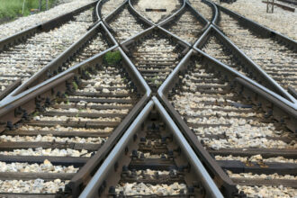 pericol pe calea ferata in suceava scanduri de lemn au fost gasite perpendicular pe sine un tren la un pas de tragedie 6a4216d77a04f