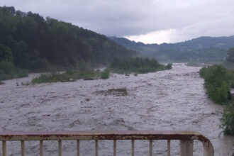 ploile fac ravagii in vrancea si neamt persoane evacuate sate afectate si pod avariat in grinties 6a25ad05ef0f2