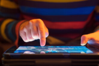 proiect pentru protectia minorilor in mediul digital depus in parlament platformele ar putea fi obligate la verificarea varstei 6a43f88465274