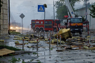 rusia a atacat din nou kievul cu rachete balistice in timp ce zelenski poarta discutii cu trump pentru a pune capat razboiului 6a33884729936
