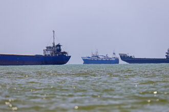 tensiuni in stramtoarea ormuz iranul revendica din nou controlul traficului maritim dupa atacul asupra unei nave in apropiere de oman 6a3e99e09acef