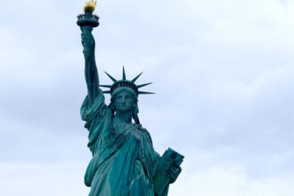 trump ar putea distruge statuia libertatii fara sa poata fi oprit discutii tensionate in procesul salii de bal de la casa alba 6a23f91433e52