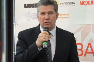 un fost ministru ucrainean a fost pus sub acuzare intr o schema prin care barbatii erau ajutati sa scape de serviciul militar 6a369bd66c200