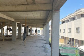 video aberant un investitor continua lucrarile la un bloc din constanta desi vecinii au obtinut suspendarea autorizatiei de construire 6a3869f5e4bd2