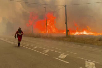 video cerul e negru de fum un incendiu cu flacari de 20 de metri s a extins catre un oras spaniol sute de localnici evacuati de urgenta 6a200813b0014