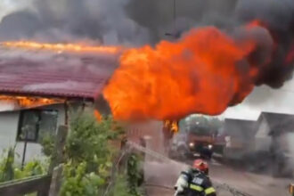 video incendiu de proportii in judetul buzau doua case cuprinse de flacari in sahateni pompierii intervin cu mai multe autospeciale 6a2bf743d04bc