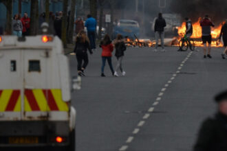 video mae 20 de romani din irlanda de nord sunt afectati direct de violentele anti imigranti casele a 3 familii au fost vandalizate 6a2ac8d54f3c6