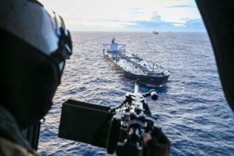 video marina sua a interceptat in oceanul indian un petrolier folosit pentru exportul de titei iranian 6a22fbfb7924f