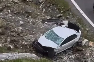video momentul in care o masina parcata pe transfagarasan dar care nu a fost asigurata cade in gol 6a381414a1efa