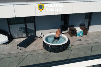 video momentul in care un roman urmarit international este saltat de politisti dintr o piscina gonflabila de pe terasa apartamentului sau 6a3fac10c2030