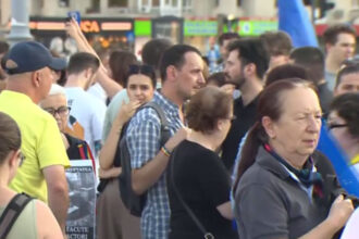 video protest in piata victoriei romania e sub asediu cand sistemul se lupta sa nu se schimbe nimic este timpul sa iesim in strada 6a35898ab7534