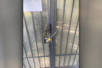 video situatie neobisnuita la craiova locatarii unui bloc trec prin magazin ca sa ajunga acasa un barbat a pus lacat pe poarta de acces 6a30efd74b431