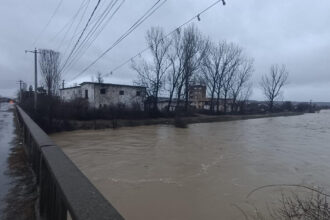 video stare de alerta in vrancea zeci de oameni evacuati din cauza inundatiilor meteorologii anunta noi episoade de ploi torentiale 6a266e644a3bb