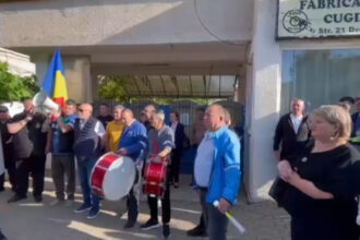 video sute de angajati ai fabricii de arme din cugir protesteaza fata de veniturile mici multi au salariul minim pe economie 6a1fe967312c9