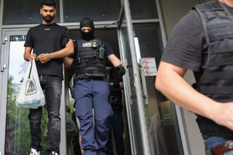 videofoto lideri ai clanului duduianu au fost retinuti procurorii ii ancheteaza intr un dosar de trafic de persoane si proxenetism 6a2825d1a95ad