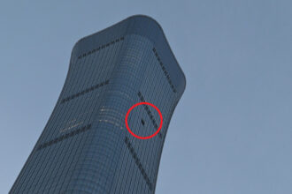 videofoto un avion de mici dimensiuni a lovit cea mai inalta cladire din beijing 6a3e92d9974ba