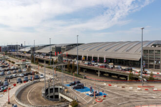 zboruri intarziate pasageri debarcati din avioane zona de securitate evacuata pe aeroportul din hamburg 6a2be90b990bf