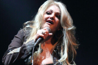 a murit bonnie tyler cunoscuta pentru hiturile total eclipse of the heart si holding out for a hero artista avea 75 de ani 6a4f6c87c5383