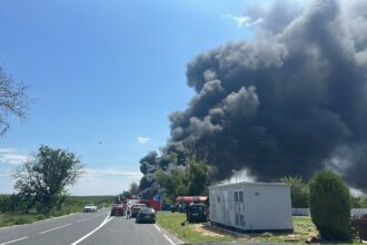 accident intre o autocisterna incarcata cu benzina si un buldoexcavator la iesirea din harsova in urma impactului a izbucnit un incendiu cu degajari foarte mari de fum 6a6885431186a
