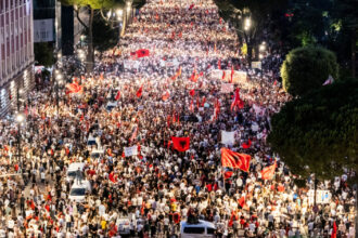 albania nu este de vanzare protest urias la tirana impotriva unui proiect imobiliar in care este implicata fiica lui donald trump 6a4a06e674136