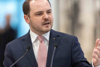 alexandru rogobete alaturi de angajatii din sanatate aflati in greva protestul este justificat reforma nu inseamna taieri 6a5e03eb44589