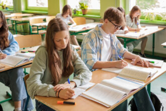 ce se poate schimba in evaluarea si notarea elevilor standardele propuse de ministerul educatiei vor sta la baza viitoarelor examene 6a54ee412f00c